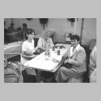 105-1018 Die Russin Ludmilla Arschukowa (rechts), Deutsch-lehrerin in Tapiau mit ihrer Tochter Natascha und Ulrich Petereit aus Tapiau.jpg